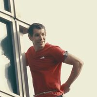 Se ha jugado la vida en directo escalando un rascacielos y dice que "lo haría gratis": así ha sido el directo de Netflix más impresionante hasta ahora