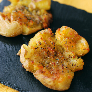 Como hacer patatas "machacadas": receta de guarnición facilísima y adictiva