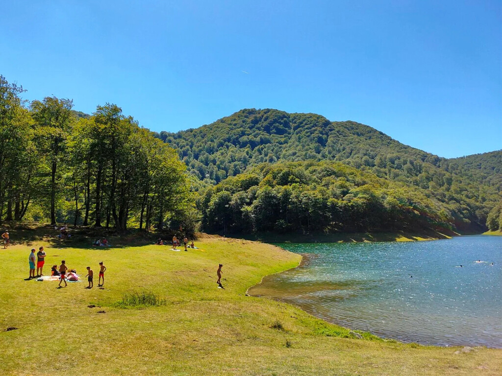 Un paraíso verde, fresco y donde bañarse en el norte de Navarra: el embalse ideal para huir del calor en el valle del Baztán