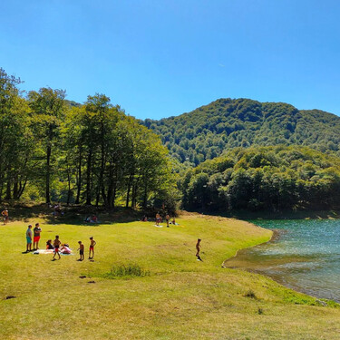 Un paraíso verde, fresco y donde bañarse en el norte de Navarra: el embalse ideal para huir del calor en el valle del Baztán 