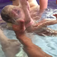 El increíble parto en el agua de una bebé que nació dentro de la bolsa amniótica (vídeo)