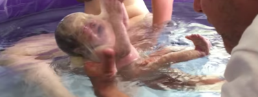 El increíble parto en el agua de una bebé que nació dentro de la bolsa amniótica (vídeo)
