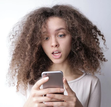 彼女は、友人のキャンバスに油絵を描いた 7 分間の音声録音があることを発見しました。