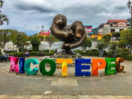 En medio de la Sierra de Puebla y rodeado de cascadas, se encuentra este Pueblo Mágico, perfecto para relajarte