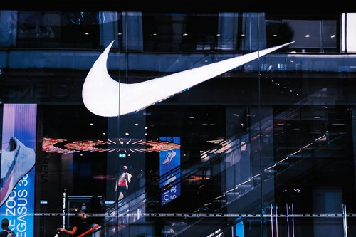 Nike rebaja desde 29 euros todas sus zapatillas más icónicas para que ahorres al máximo renovando el zapatero 