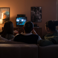 Psicólogos concordam: ver filmes ou séries que já assistimos não é sinal de memória ruim, mas uma busca pelo bem-estar 