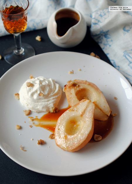 Peras asadas al caramelo con chantilly: receta sencilla de postre