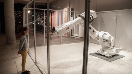 Este robot industrial interactúa con las personas