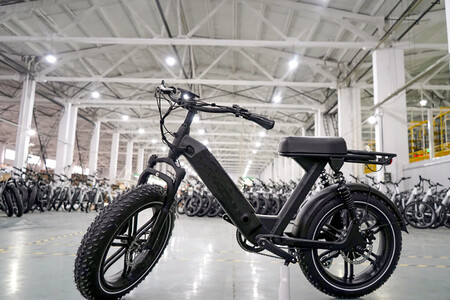 bicicleta eléctrica en un almacén