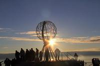 Disfrutar del sol de medianoche en el Cabo Norte en Noruega