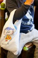 Haz una divertida bolsa reciclando una vieja camiseta de tu hijo