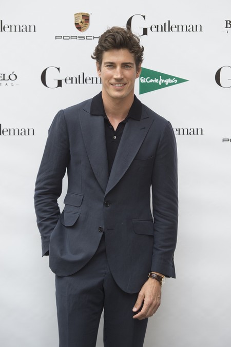 Polo y traje, la elegante combinación de Oriol Elcacho