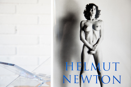 'SUMO' de Helmut Newton, una de las Biblias fotográficas que debes tener en tu biblioteca