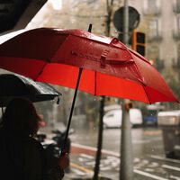 Tanta lluvia y temporal tienen por fin algo bueno: el precio de la luz está bajando, aunque todavía no lo notes en casa 