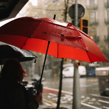 Tanta lluvia y temporal tienen por fin algo bueno: el precio de la luz está bajando, aunque todavía no lo notes en casa 