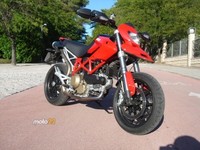 Ducati Hypermotard 796, la hermana pequeña de la saga