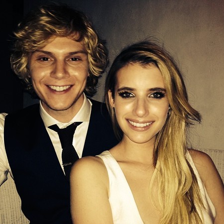 A buscar pamela que Emma Roberts y Evan Peters se nos casan