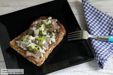 Tosta danesa de arenques o smørrebrød. Receta de aperitivo
