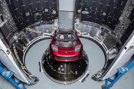 El Tesla Roadster en la plataforma de lanzamiento del Falcon Heavy de SpaceX