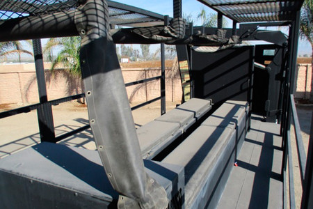 Este camión táctico militar puede ir por las vías del tren, tiene grúa y equipo antiicendios, y apunta a ser una ganga