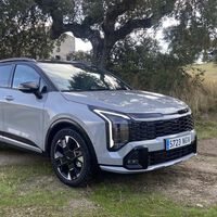 Probamos el Kia Sportage: el coche más vendido de Kia en el mundo ha tomado una decisión para seguir enamorando, y es mantener los motores diésel y gasolina