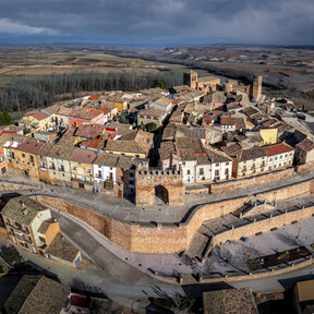 Un castillo de cinco lados y una frontera que parte en dos una ermita: uno de los pueblos amurallados más bonitos e infravalorados de España  