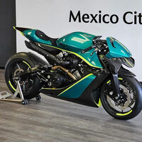 La moto F1 de Fernando Alonso existe. Es una Aston Martin de 225 CV con alerones a lo MotoGP que saldrá a la venta