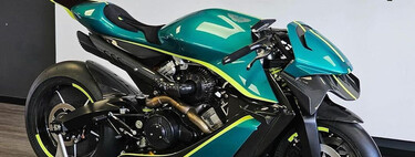 La moto F1 de Fernando Alonso existe. Es una Aston Martin de 225 CV con alerones a lo MotoGP que saldrá a la venta