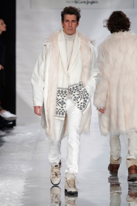 Chanclas con calcetines y americanas con flecos dorados en la primera parte de la MFSHOW Men
