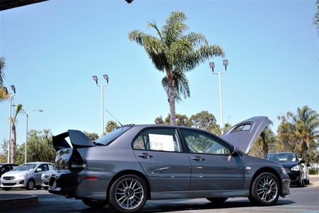 Todavía puedes comprar un Mitsubishi Lancer EVO IX nuevo a estrenar: queda uno y cuesta más de 100.000 dólares