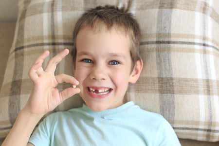 Dientes de tiburón en la infancia: cuando los dientes de leche se resisten a caer