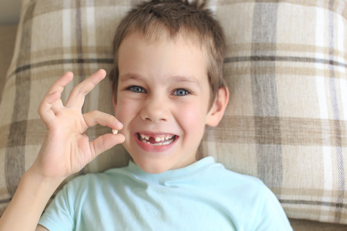 Dientes de tiburón en la infancia: cuando los dientes de leche se resisten a caer