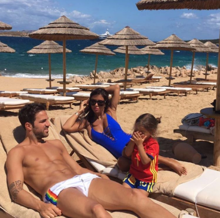 Daniella Semaan en la playa, tan discreta como siempre