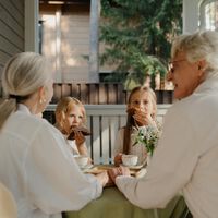 Cómo evitar sobrecargar a los abuelos durante las vacaciones escolares de los niños
