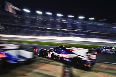 Agitado y problemático inicio para Fernando Alonso en las 24 Horas de Daytona