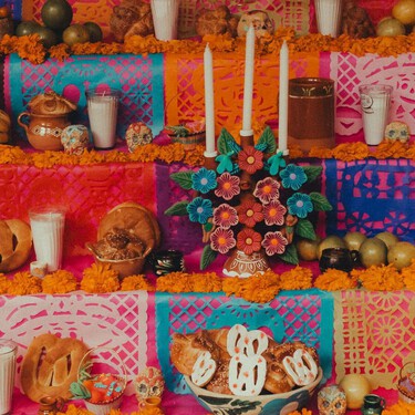 3 trucos que usan los fotógrafos de comida para que los platillos de tu ofrenda de Día de Muertos brillen y luzcan perfectos