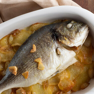 Dorada al horno con patatas, receta fácil y saludable de pescado de lo más tradicional