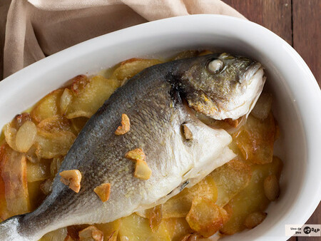 Dorada al horno con patatas, receta fácil y saludable de pescado de lo más tradicional