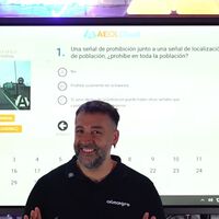 "Si tengo prioridad, paso yo, aunque venga una vieja". Así explica el profesor de autoescuela viral que destruye los tests de los exámenes de la DGT