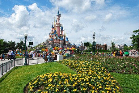 Disneyland Paris no abrirá el 2 de abril como estaba previsto y de momento no ofrece nueva fecha de apertura