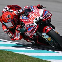 Marc Márquez lidera en Sepang pese a una caída y Jorge Martín se retira tras un susto pero quiere volver el sábado 