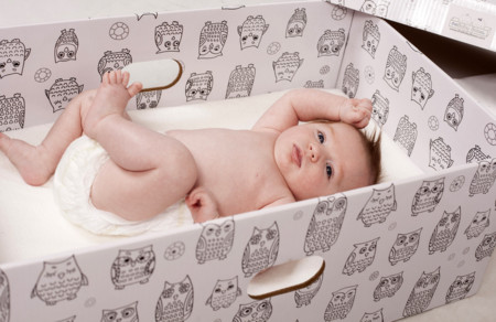 Los nuevos bebés gallegos recibirán una caja con regalos (aunque no podrán dormir en ella)