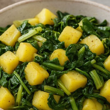 Papas con acelgas: un guisado económico, nutritivo y lleno de sabor que se prepara con solo 4 ingredientes