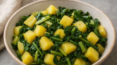 Papas con acelgas: un guisado económico, nutritivo y lleno de sabor que se prepara con solo 4 ingredientes