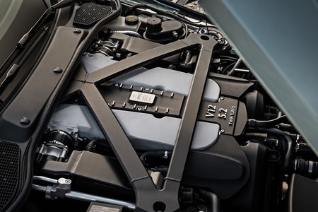Aston Martin está barajando electrificar sus motores V12 para hacerlos menos contaminantes