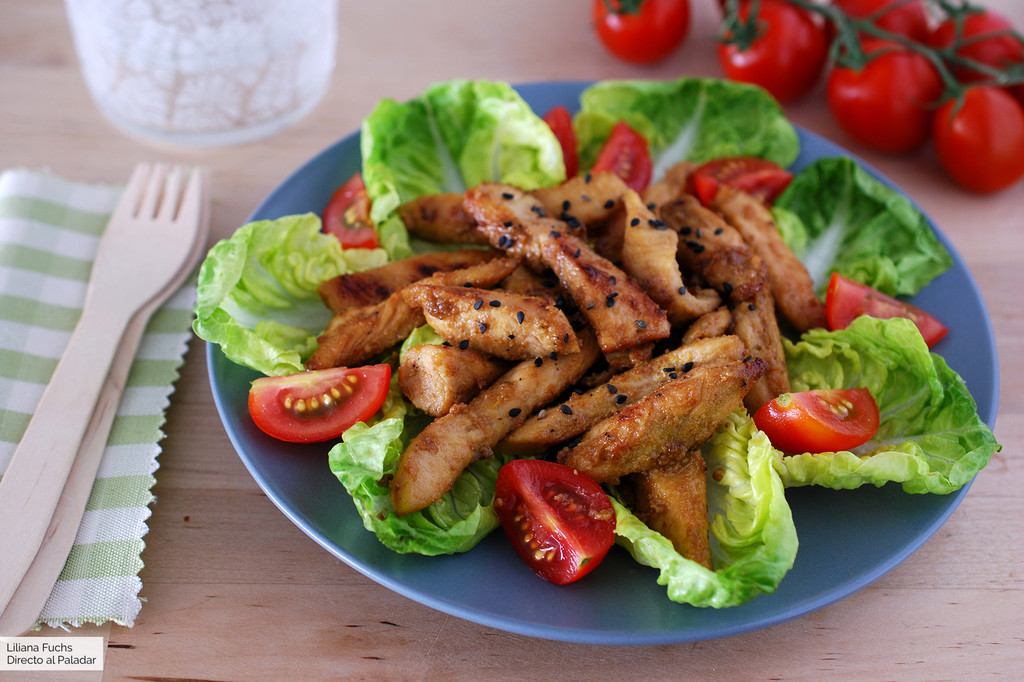 Ensalada de pollo a la naranja agridulce: receta ligera y fresca (pero muy sabrosa)