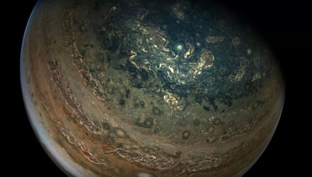 Gracias a la misión uno de la NASA ahora podemos sobrevolar Júpiter en este vídeo
