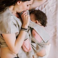 La 'Nicolasita', una original y práctica camiseta de lactancia, ideada por una madre primeriza