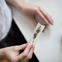 La marihuana consumida en el embarazo permanece durante seis semanas en la leche materna tras el parto