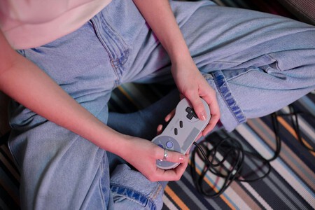 Menina segurando controle de Super Nintendo
